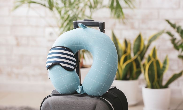 Entspannter Schlaf im Flugzeug: Welches Nackenkissen benötige ich für meine Reise?