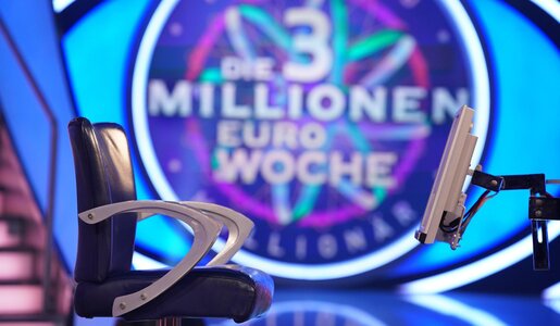 Ein leerer schwarzer Ledersessel steht vor einem Monitor, im Hintergrund ist das Logo der TV-Show ,,Wer wird Millionär - Die 3 Millionen Euro Woche" zu sehen. | © RTL/Stefan Gregorowius