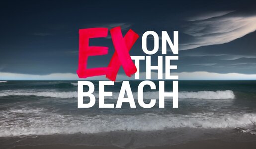 Der Schriftzug „EX on the Beach“ in weiß und rot vor einer stürmischen Meereskulisse mit dunklem Himmel. | © RTL