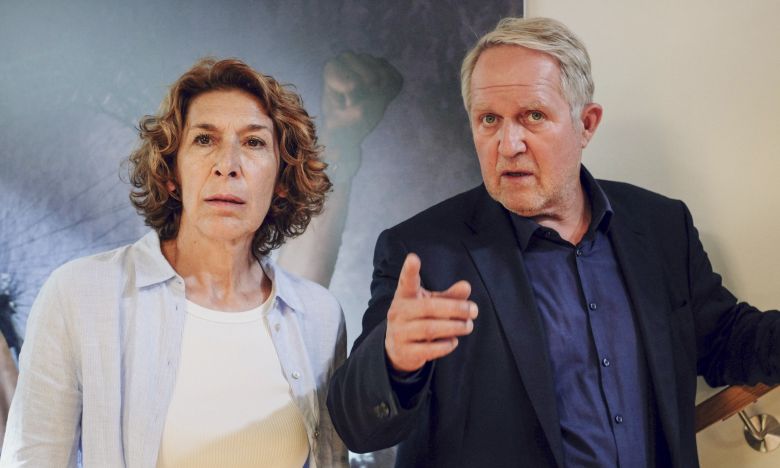 Tatort Wien: Adele Neuhauser – DARUM hat sie sich hypnotisieren lassen