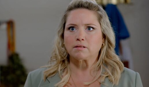 „Die Landarztpraxis“: SIE kehrt Hals über Kopf nach Wiesenkirchen zurück | © SAT.1/Screenshot