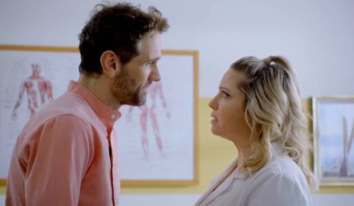 „Die Landarztpraxis“-Schock: Sarah und Fabian wollen Wiesenkirchen verlassen! | © SAT.1/Screenshot