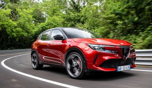 Spätestens als Elettrica 280 Veloce macht der Junior Alfa Romeo alle Ehre. | © Alfa Romeo