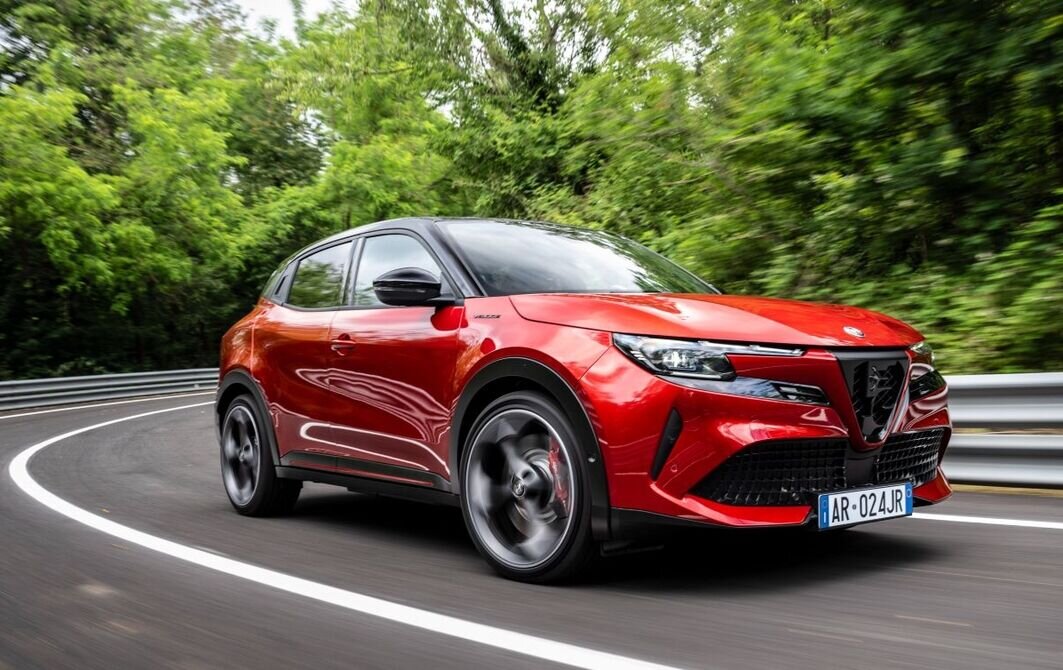 Spätestens als Elettrica 280 Veloce macht der Junior Alfa Romeo alle Ehre. | © Alfa Romeo