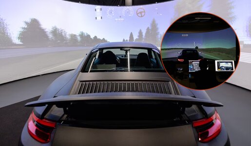 Der Porsche 911 steht fest im Raum. Die Testfahrer haben dennoch das Gefühl, in voller Fahrt zu sein. E In der Kommandozentrale hinter dem Testwagen werden alle Infos an das Auto gesteuert und gelieferte Daten überwacht. | © Pirelli