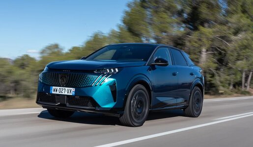 Auf dem Logo prangt ein Löwe, das Lichtdesign zeigt symbolisch die Krallen. | © Stellantis