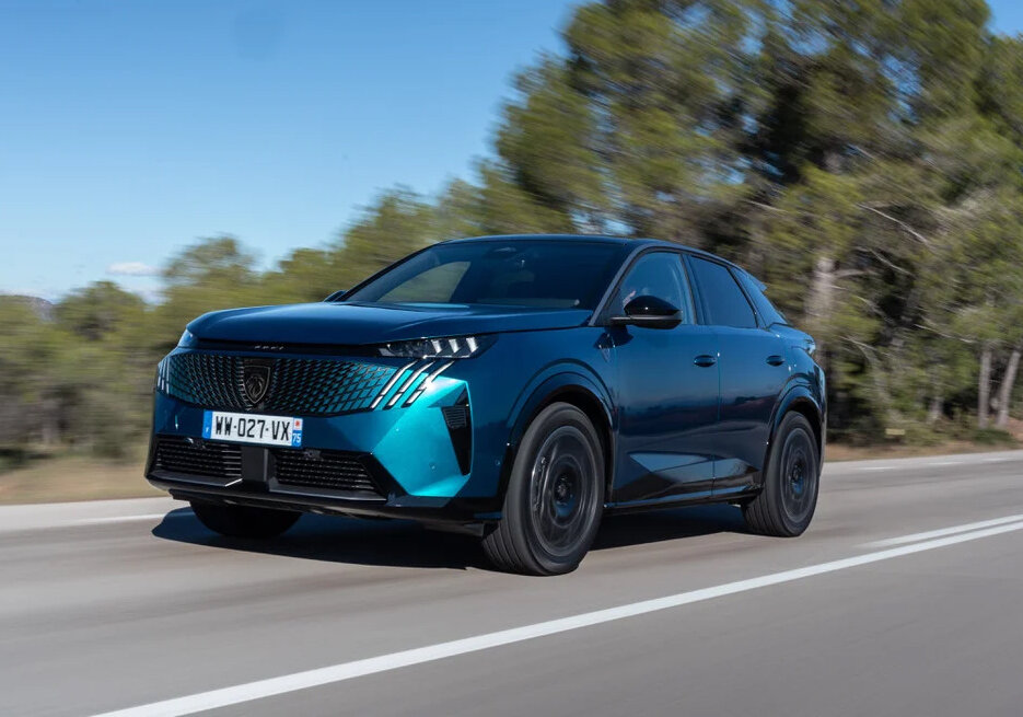 Auf dem Logo prangt ein Löwe, das Lichtdesign zeigt symbolisch die Krallen. | © Stellantis