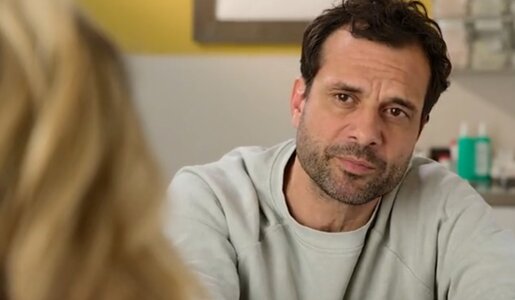 „Die Landarztpraxis“: Fiese Intrige! ER wird aus Wiesenkirchen geschmissen | © SAT.1/Screenshot