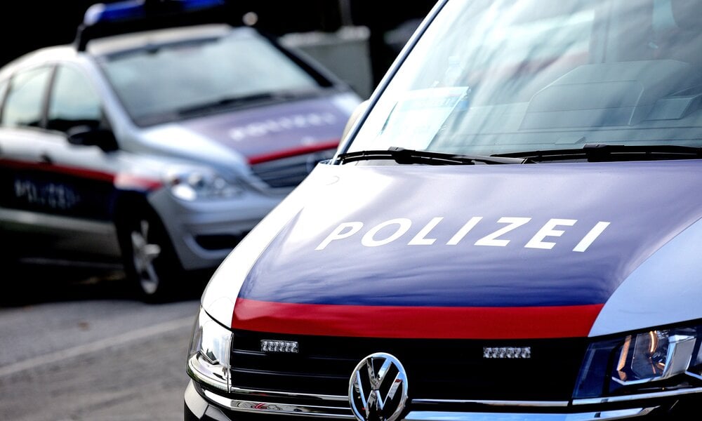 Vor dem Sender ORF in Wien ist es zu einem Großeinsatz gekommen. | © Imago