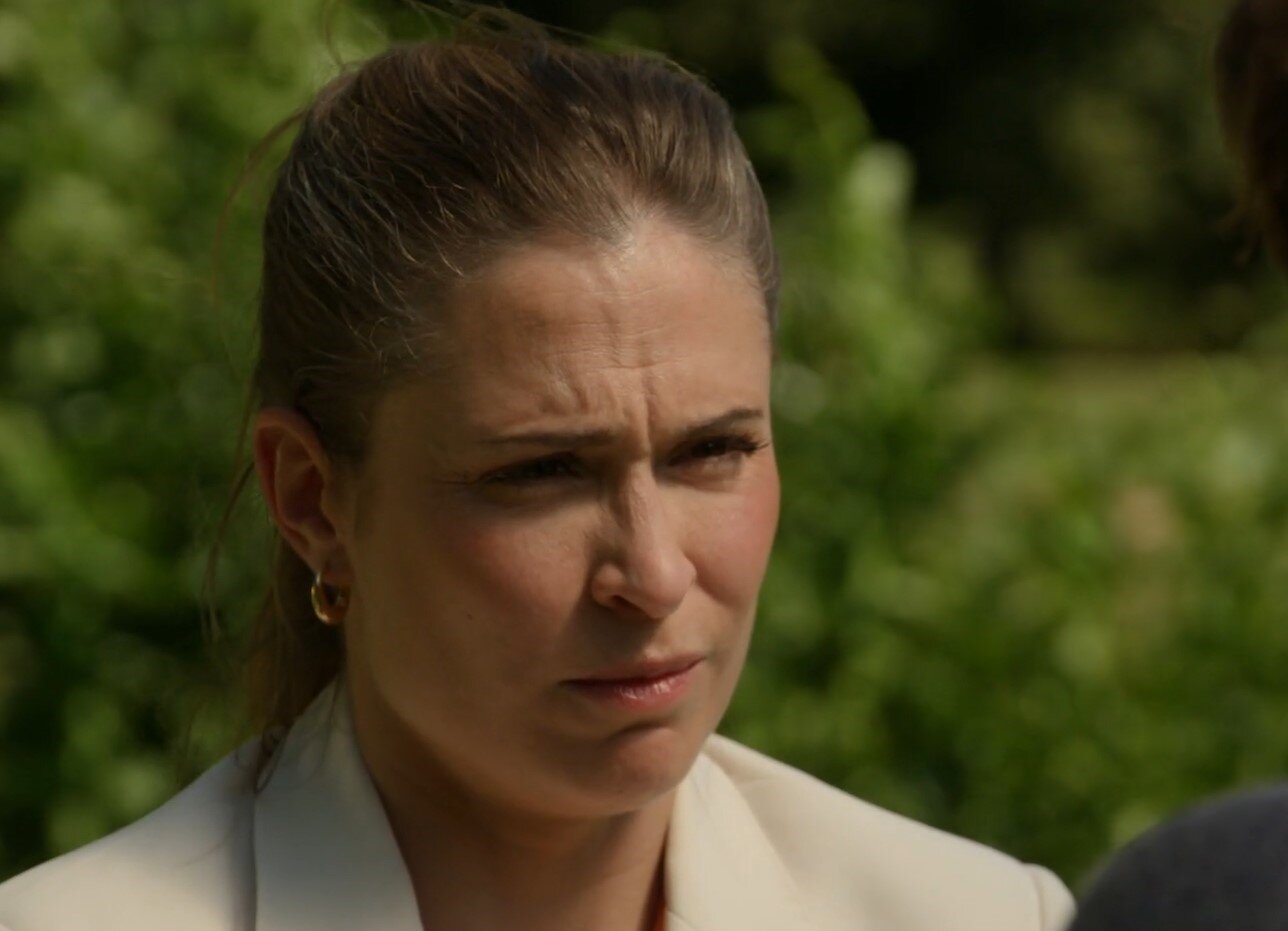 „Rote Rosen“: Überraschendes Wiedersehen! Ex-„AWZ“-Star mischt ARD-Serie auf | © NDR/ARD/Screenshot