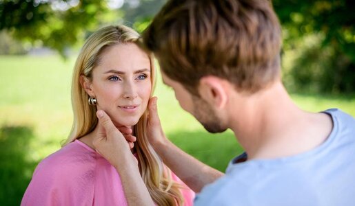 „Sturm der Liebe“: Doch nicht Maxi? Plant Henry etwa, Larissa zu heiraten? | © ARD/WDR/Christof Arnold
