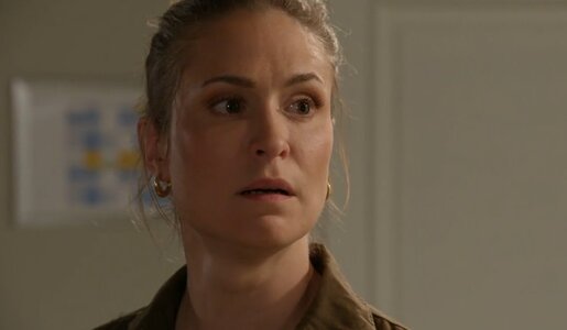 „Rote Rosen“: Arthur macht Svenja ein erschütterndes Geständnis | © NDR/ARD/Screenshot