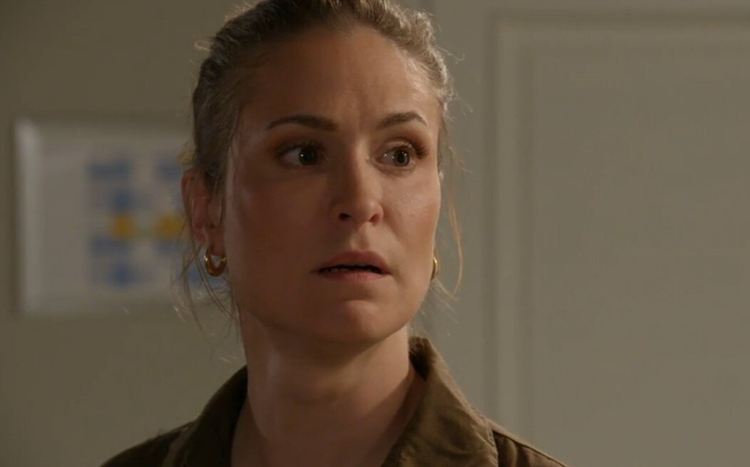 „Rote Rosen“: Arthur macht Svenja ein erschütterndes Geständnis | © NDR/ARD/Screenshot