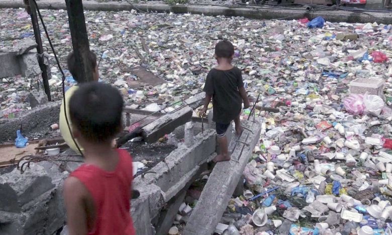 Dramatische Bilder: Indonesische Dörfer versinken in unserem Plastikmüll