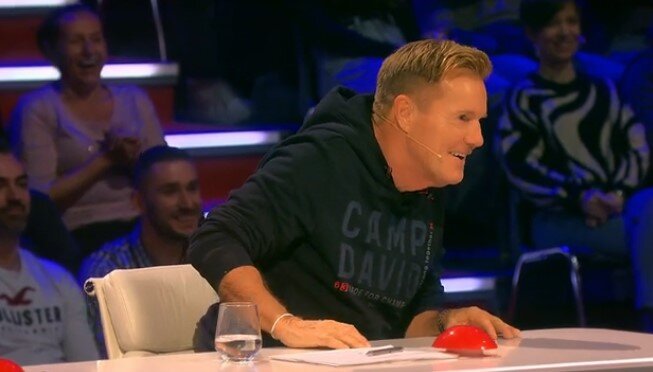 „Das Supertalent“-Kandidat stürzt von der Bühne – Bohlen drückt den „Goldenen Buzzer“ | © RTL/Screenshot