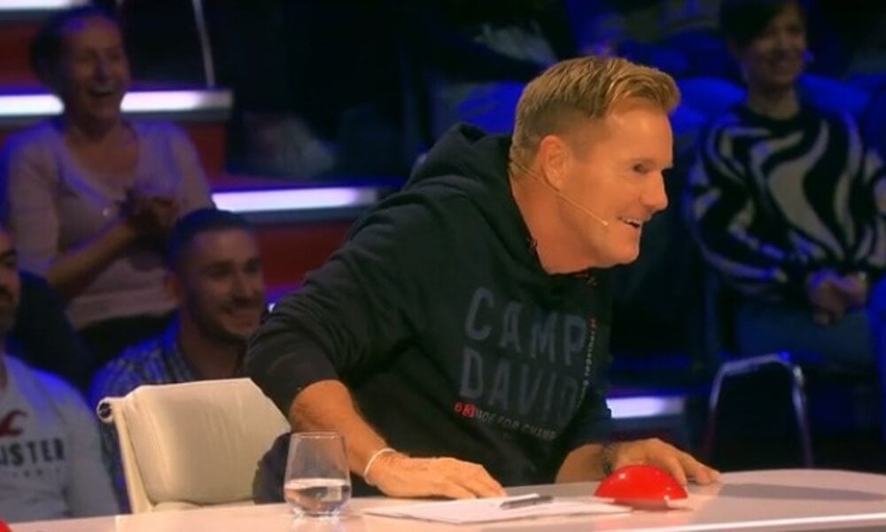 „Das Supertalent“-Kandidat stürzt von der Bühne – Bohlen drückt den „Goldenen Buzzer“ | © RTL/Screenshot
