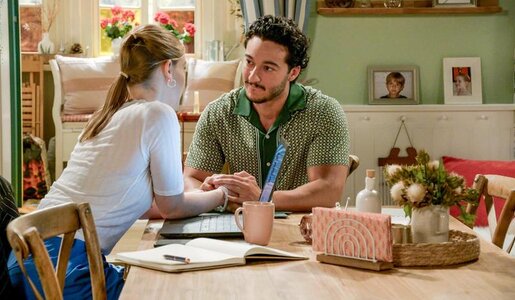 „Rote Rosen“: Victorias Intrige wird zur Beziehungsprobe für Bella und Elyas | © NDR/ARD/Studio Hamburg Serienwerft