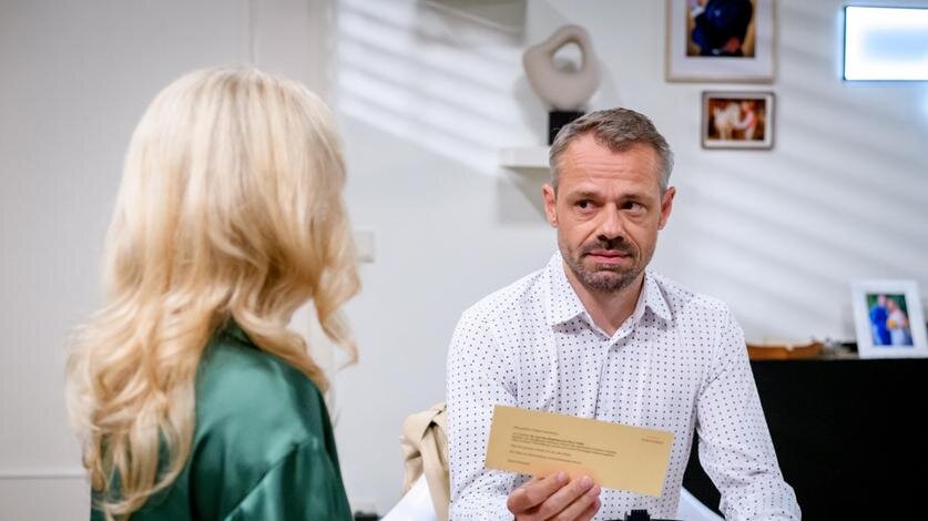 „Sturm der Liebe“: Sophia macht Erik ein unmoralisches Angebot – wird er schwach? | © ARD/WDR/Christof Arnold