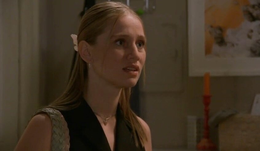 „Rote Rosen“: Victorias Intrige hat fatale Folgen – Bella zieht endgültigen Schlussstrich! | © NDR/ARD/Screenshot