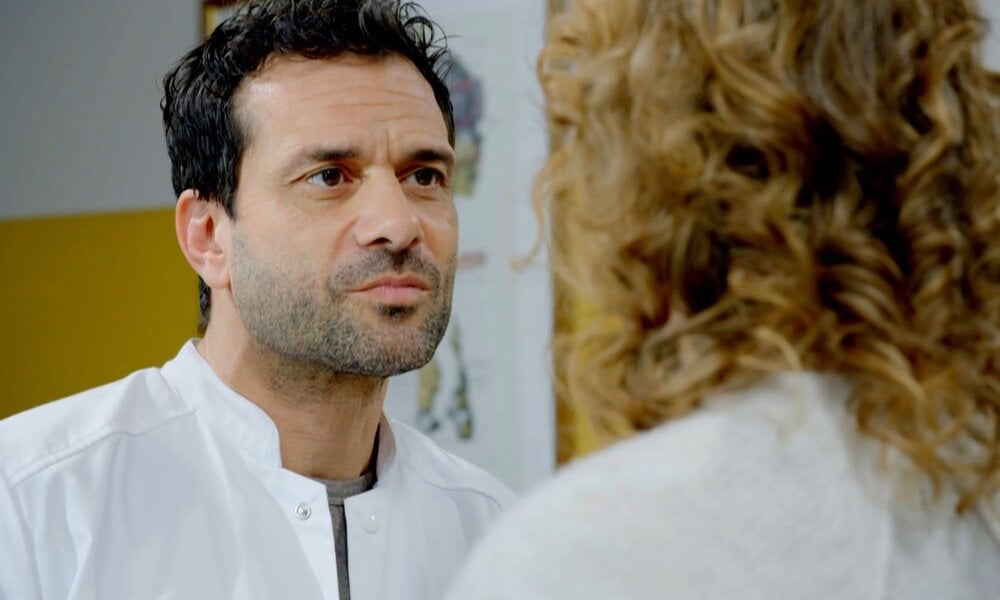 „Die Landarztpraxis“: Schock für Ella – Chris’ Ex zieht wieder bei ihm ein! | © SAT.1/Screenshot