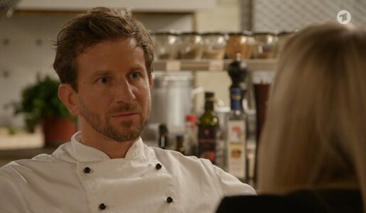 „Rote Rosen“: Hochzeits-Hammer! Victoria macht Arthur und Amelie pikantes Angebot | © NDR/ARD/Screenshot