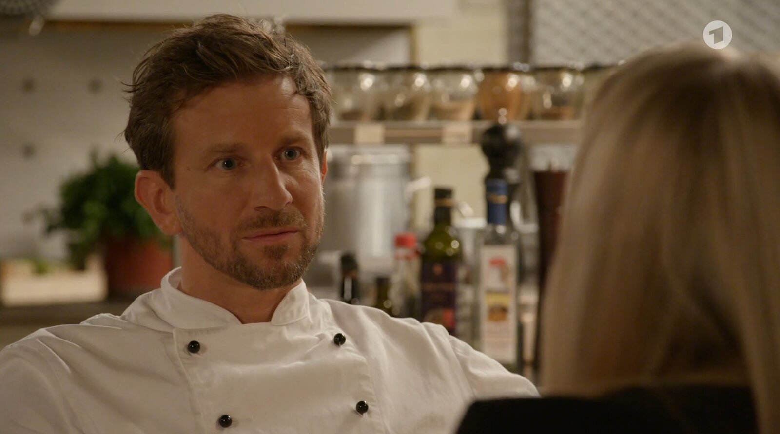 „Rote Rosen“: Hochzeits-Hammer! Victoria macht Arthur und Amelie pikantes Angebot | © NDR/ARD/Screenshot