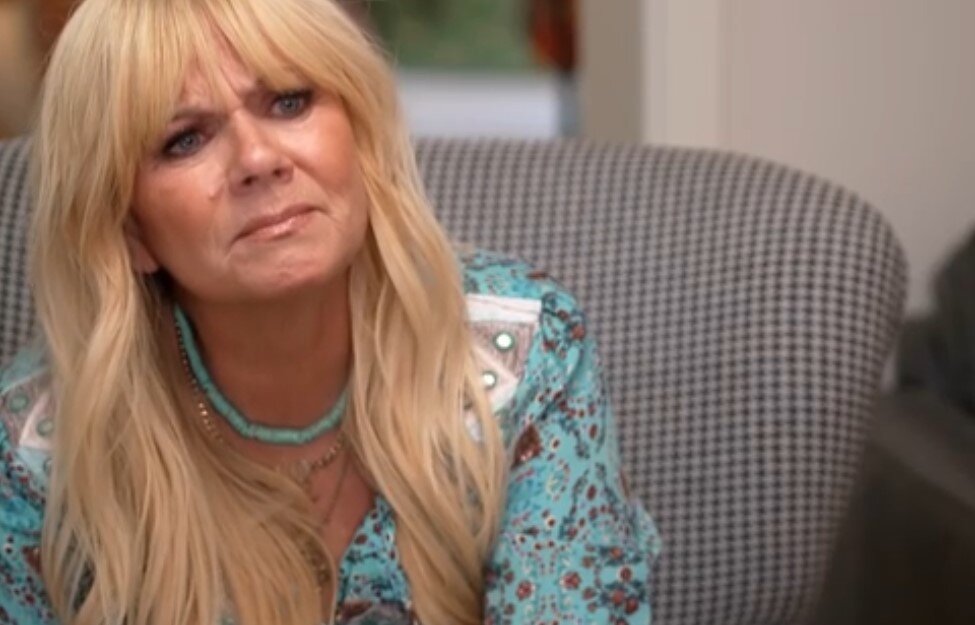 Große Verzweiflung bei „Bitte melde dich“: KI ist Julia Leischiks letzte Hoffnung! | © SAT.1/Screenshot