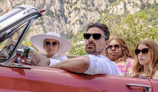 „Nur noch ein kleiner Gefallen“: Emily kippt ihre Martinis jetzt auf Capri | © Amazon Prime