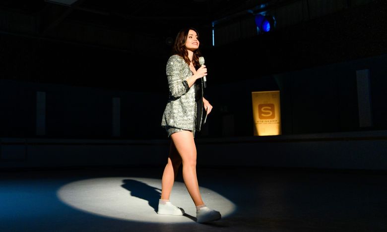 AWZ: DIESE Profi-Tänzerin moderiert die Show „Battle on Ice“