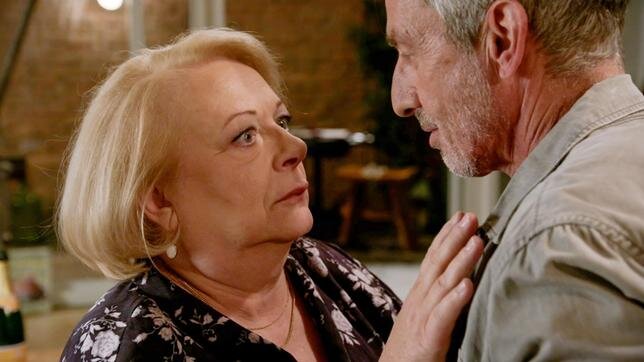 „Rote Rosen“: Giselas ungeplanter Kuss sorgt für Gefühlschaos | © NDR/ARD/Studio Hamburg Serienwerft