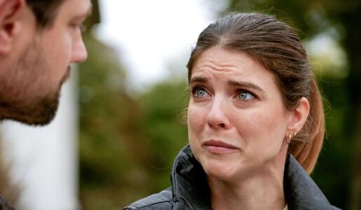 „Rote Rosen“: Valerie will ihr Baby zur Adoption freigeben! | © NDR/ARD/Studio Hamburg Serienwerft