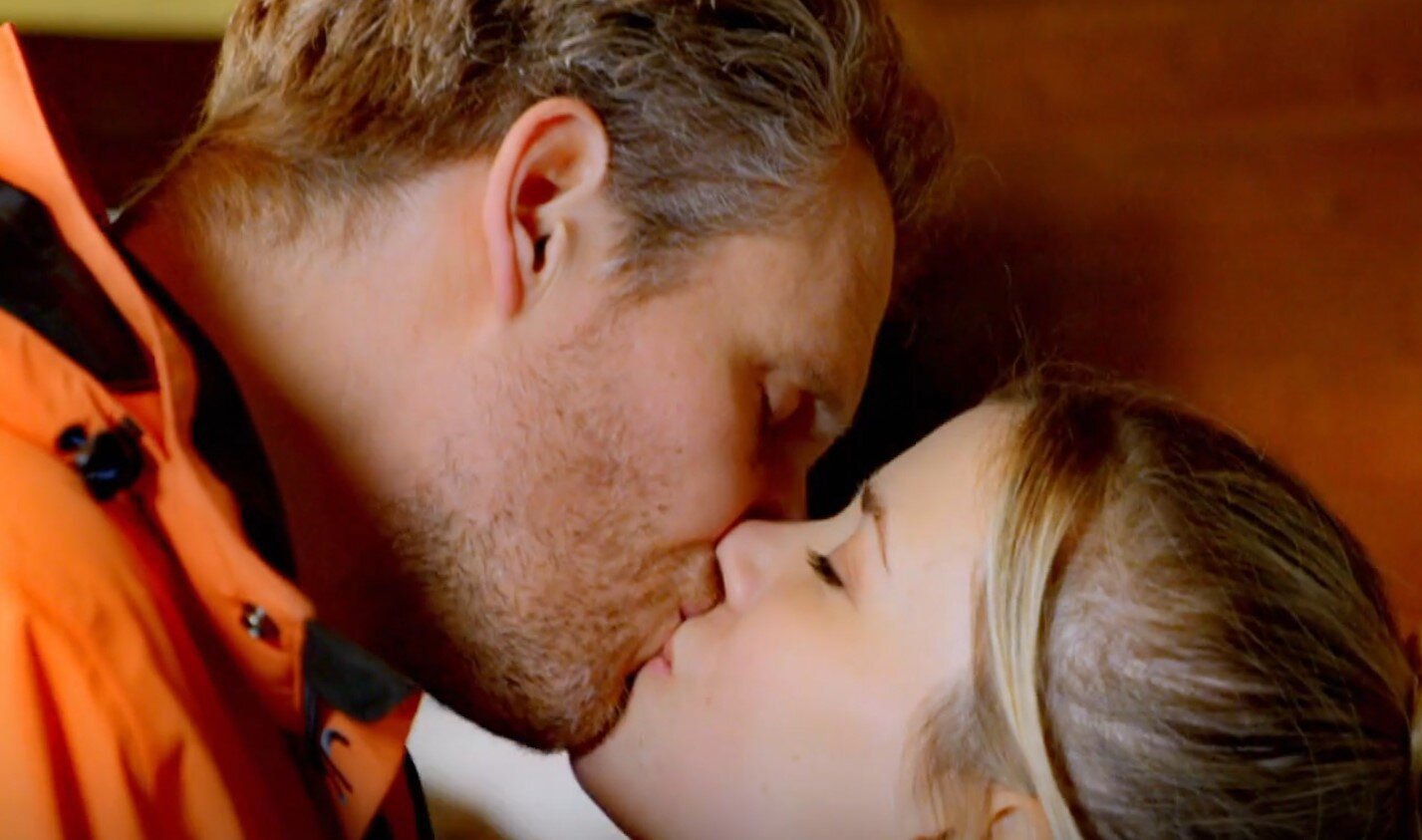 „Die Landarztpraxis“: Kuss mit fatalen Folgen – Basti erwischt Becky mit Max! | © SAT.1/Screenshot