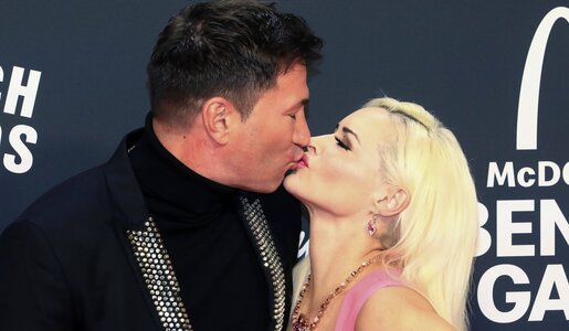 Daniela Katzenberger und Lucas Coralis küssen sich auf dem roten Teppich | © Imago