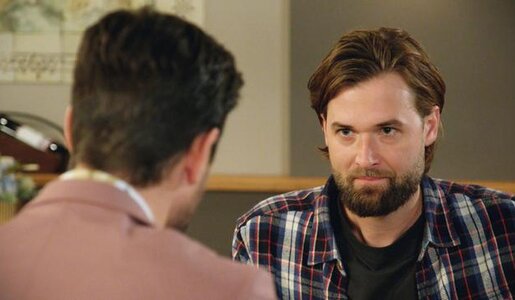 „Rote Rosen“: Sorgerechtsstreit eskaliert! Flieht Simon etwa mit Olivia? | © NDR/ARD/Studio Hamburg Serienwerft