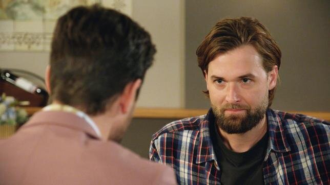 „Rote Rosen“: Sorgerechtsstreit eskaliert! Flieht Simon etwa mit Olivia? | © NDR/ARD/Studio Hamburg Serienwerft