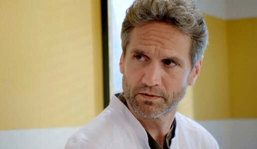 „Die Landarztpraxis“: Trennung zum Staffelfinale? Zwischen Sarah und Fabian kriselt es | © SAT.1/Screenshot