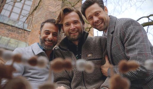 „Rote Rosen“: Mo, Julius und Simon wagen skurriles Experiment! | © NDR/ARD/Screenshot