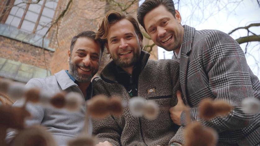 „Rote Rosen“: Mo, Julius und Simon wagen skurriles Experiment! | © NDR/ARD/Screenshot