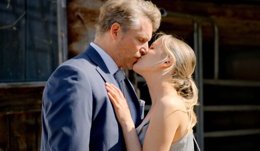 „Die Landarztpraxis“: Freie Bahn für Max und Becky? Basti verlässt Wiesenkirchen | © SAT.1/Screenshot