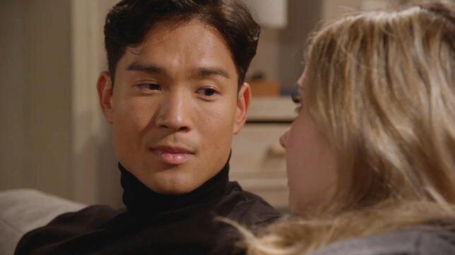 „Rote Rosen“: Noah und Toni kommen sich näher – bis eine Nachricht alles verändert! | © NDR/ARD/Studio Hamburg Serienwerft