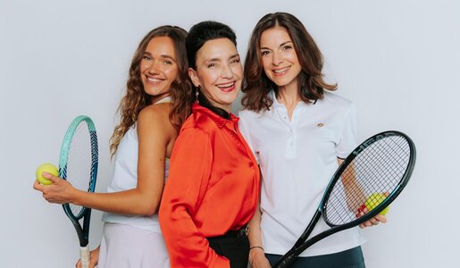 Zwei sportlich gekleidete Frauen mit Tenniszubehör und eine elegant gekleidete Frau lachen gemeinsam in die Kamera. | © RTL / Julia Feldhagen