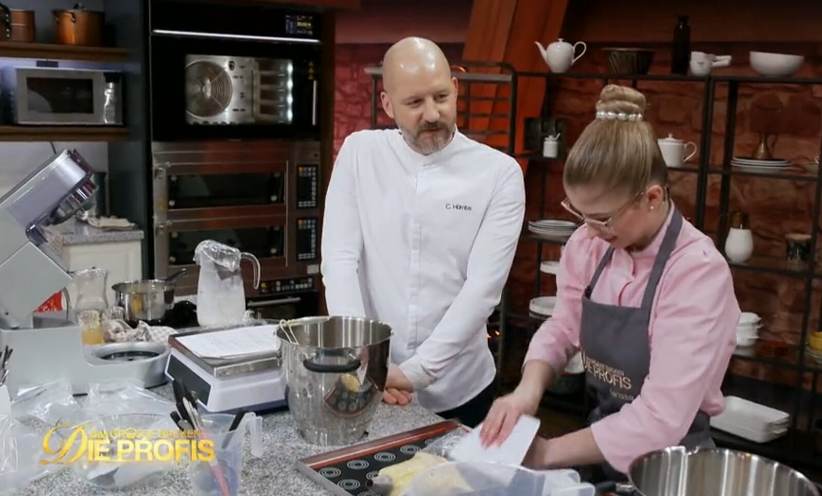 „Das große Backen“-Spezial: Skurriler Auftakt! Profi-Kandidatin spricht mit Windbeuteln | © SAT.1/Screenshot