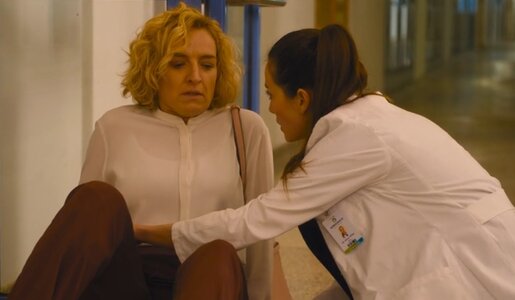 „Die Spreewaldklinik“: Doreen erleidet plötzlichen Zusammenbruch! Kehrt ihre Krankheit zurück? | © SAT.1/Screenshot