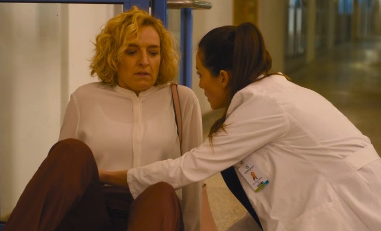 „Die Spreewaldklinik“: Doreen erleidet plötzlichen Zusammenbruch! Kehrt ihre Krankheit zurück? | © SAT.1/Screenshot