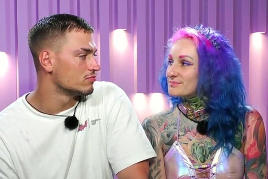 „Beauty & The Nerd“: Korb für Nerdin Sarah! Max knutscht lieber mit der Konkurrenz | © ProSieben/Screenshot