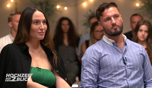 „Hochzeit auf den zweiten Blick“: Zoff bei der Commitment-Zeremonie! Experten greifen ein | © SAT.1/Screenshot