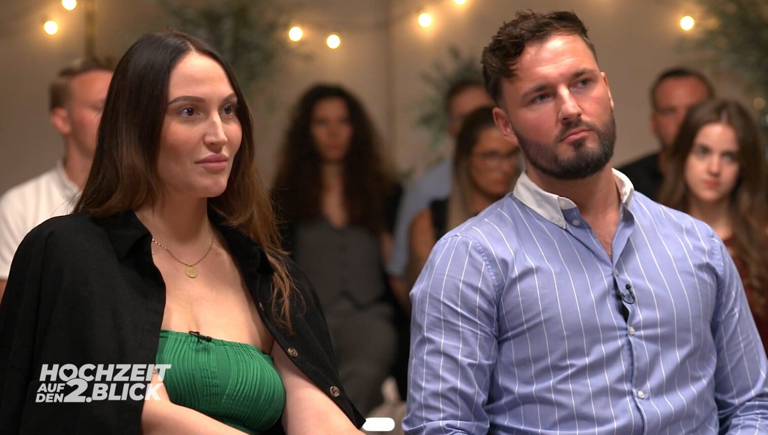 „Hochzeit auf den zweiten Blick“: Zoff bei der Commitment-Zeremonie! Experten greifen ein | © SAT.1/Screenshot