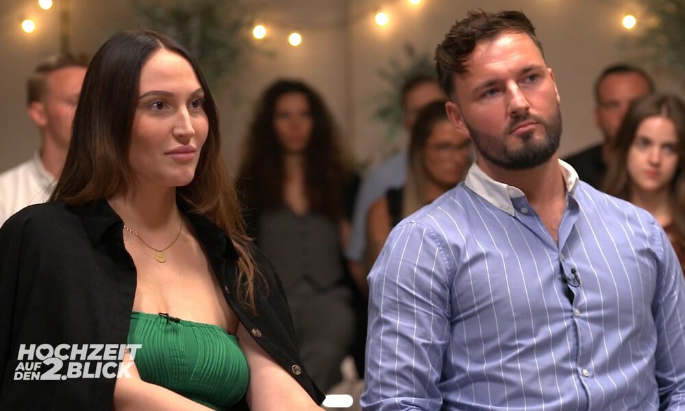 „Hochzeit auf den zweiten Blick“: Zoff bei der Commitment-Zeremonie! Experten greifen ein | © SAT.1/Screenshot