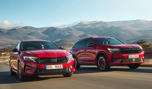 Škoda Kodiaq RS (r.) und Octavia RS überzeugen auch auf dem Rennkurs. | © Škoda
