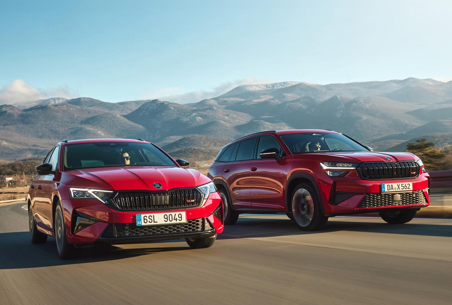 Škoda Kodiaq RS (r.) und Octavia RS überzeugen auch auf dem Rennkurs. | © Škoda